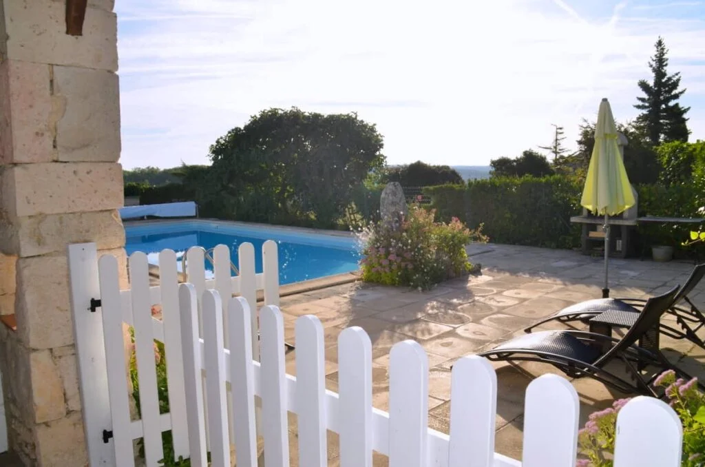 acces-piscine-du-gite L'accès de la piscine est sécurisé par un portail